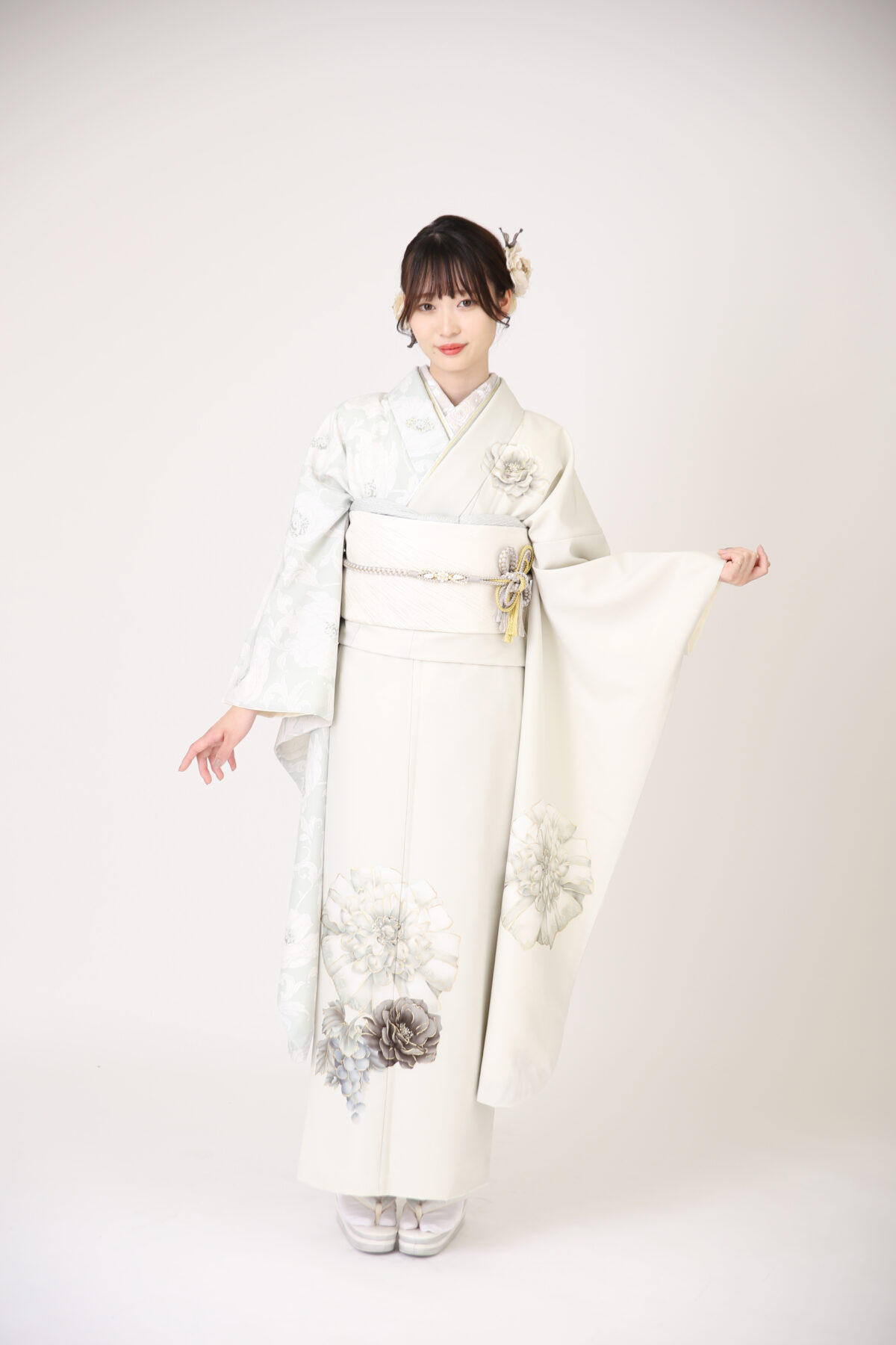 ♦︎玉城ティナ振袖♦︎白地に大輪のお花♦︎振袖のみ♦︎フルオーダー♦︎成人式♦︎清楚な振袖 F-1743(玉城ティナ) - 成人式の振袖レンタル | 【FURIEE】愛知